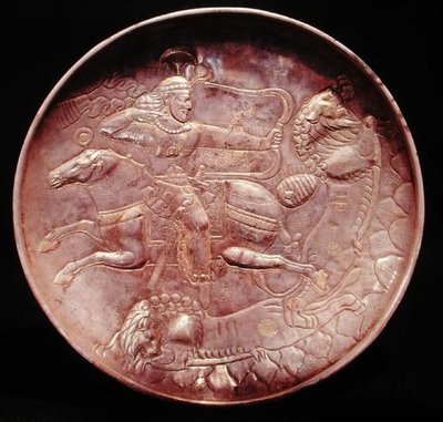 Plate som viser en kongelig soldat som jakter løver, 600-700-tallet (sølv) av School Persian