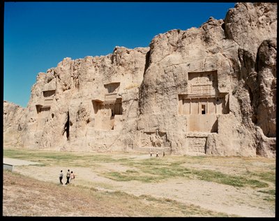 Utsikt over nekropolisen og de fire gravene som tilhører Achaemenid-kongene av School Persian