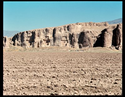 Utsikt over nekropolisen og de fire gravene som tilhører Achaemenid-kongene, fra venstre til høyre, Arius II, Artaxerxes I og Darius I den store av School Persian
