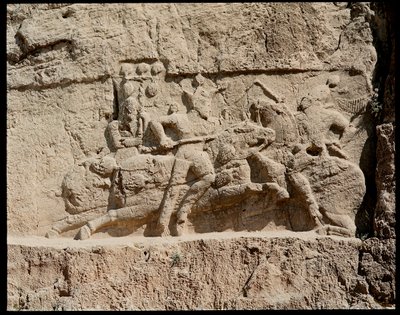 Utsikt over nekropolisen og gravene som tilhører Achaemenid-kongene, relieff som representerer kampscener av School Persian