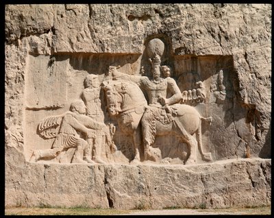 Utsikt over nekropolisen og gravene som tilhører Achaemenid-kongene, relieff som representerer Shapur I