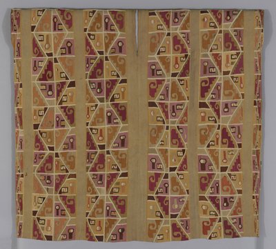 Tunika, 600-800 (bomull og ull (camelid), enkelt sammenlåsende billedvev; hals og ermhull avsluttet med ull (camelid) i overkastingssting; sømmer sammenføyd med ull (camelid) i stoppesting) av School Peruvian
