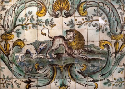Hund som truer en løve - Detalj av et dekorativt panel av jaktrommet til det tidligere palasset i Praia, et Belem, Lisboa (Portugal) (Hund angriper en løve, dekorativt panel fra jaktrommet til det tidligere palasset i Praia, i Belem) - Musee national des av School Portuguese