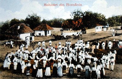 Postkort som viser rumenere som danser i en landsby, ca. 1910 (farge litho) av School Romanian