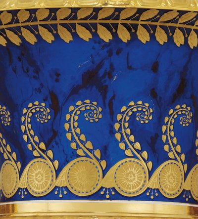 Detalj fra en vase i porselen med to håndtak og bladgull laget av Imperial Porcelain Factory i 1833 av School Russian