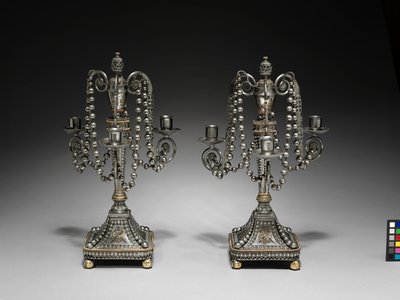 Et par kandelaber, ca. 1790-1795 (kuttet og polert stål med gull- og forsølvet dekor) av School Russian
