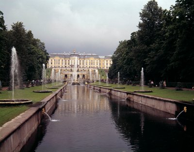 Utsikt over den store fossen til slottet Peterhof, realisert under Peter den store nær St. Petersburg, Russland av School Russian
