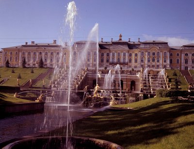 Utsikt over den store fossen til slottet Peterhof, realisert under Peter den store nær St. Petersburg, Russland av School Russian