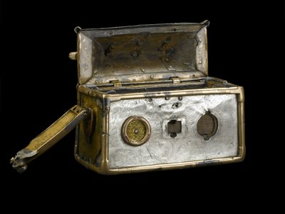 Monymusk-relikvieskrinet, ca. 800-tallet e.Kr. (bronse, sølv, tre, kobberlegering, glass, emalje) av Scottish School