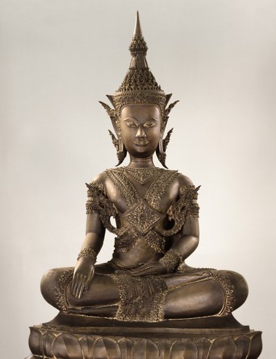 Buddha i naturlig størrelse i kongelig antrekk (bronse) av School Siamese