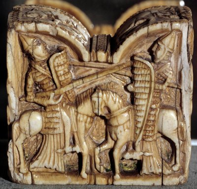 Romansk kunst: brikkebonde som representerer en kamp mellom to riddere. Elfenbensskulptur. Fra Spania. Dim. 0,64x0,68 m. Paris, Louvre-museet av School Spanish