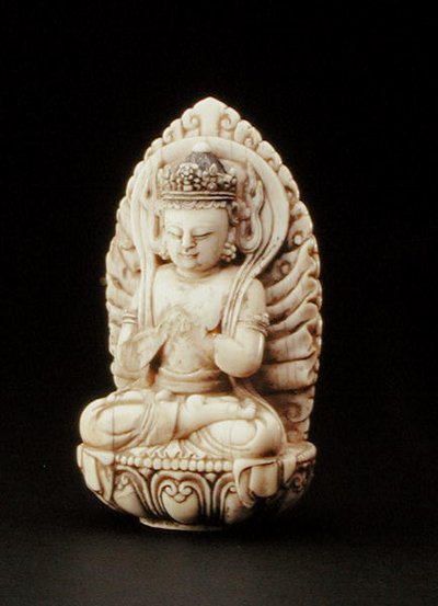 Buddha (elfenben og pigment) (se også 210144) av School Tibetan