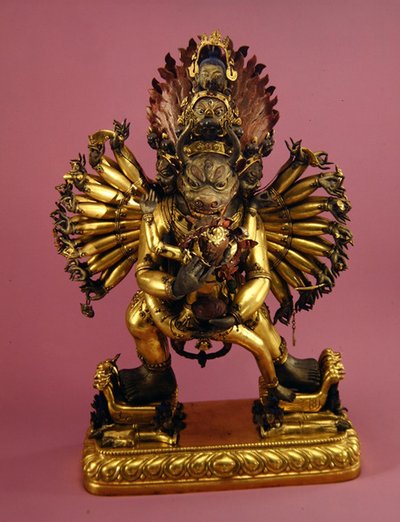 Dharmapala (forgylt bronse) av School Tibetan