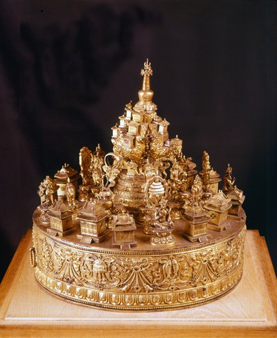 Mandala Tibetain: sjeldent stykke i scultpé gullbronse. Mandalaen er en utsikt over det guddommelige kosmos, i sentrum av dette er Mount Merou, et fjell overvunnet av palasset til den øverste guden Indra og omgitt av fire kontinenter - Musée Guimet, Paris av School Tibetan