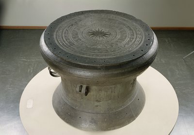 Tromme, Dong Son-stil, 2.-1. århundre f.Kr. (bronse) (se også 232894) av School Vietnamese