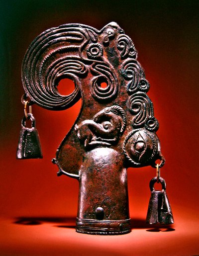 Finale, fantastisk fuglehode dekorert med dyr, et menneskelig øye og bjeller, 5.-6. århundre f.Kr. (bronse) av Scythian Scythian
