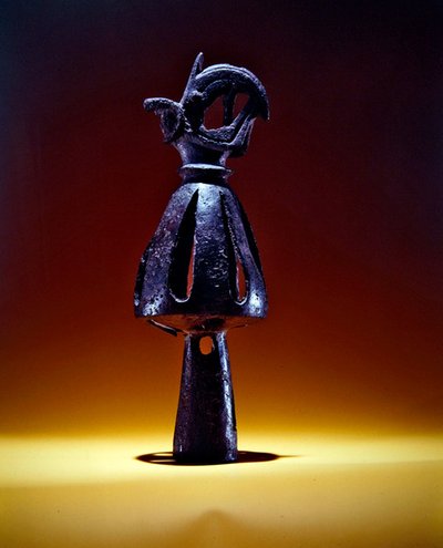 Endelig, gjennombruddskjegle dekorert med et griffinhode med værhorn, sent på 7.- tidlig på 6. århundre f.Kr. (bronse) av Scythian Scythian