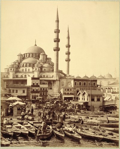 Santa Sophia-moskeen og fiskebåter ved bredden av Bosporos, Istanbul, ca. 1890 (s/hvitt-bilde) av Sebah and Joaillier