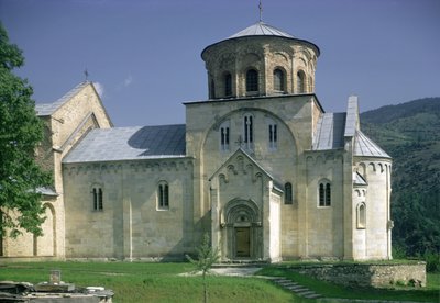 Sørutsikt over kirken Sveta Bogodorica av Serbian School