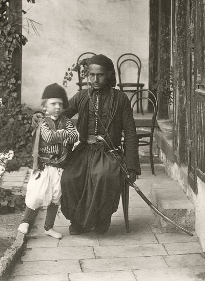 Arabisk kawass (ottomansk vakt) med en ung gutt i hagen til et hus i Judea-distriktet i Jerusalem, 1867 av Sergeant Henry Phillips