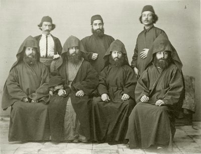 Gruppe på 4 armenske prester og 3 andre på gårdsplassen på Mediterranean Hotel, Jerusalem, 1867 av Sergeant Henry Phillips