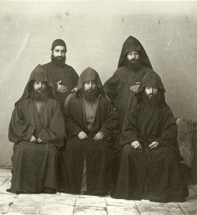Gruppe på 5 armenske prester på gårdsplassen til Mediterranean Hotel, Jerusalem, 1867 av Sergeant Henry Phillips