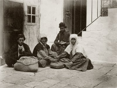 Kvinner maler mel med runde kvernsteiner i en gårdsplass til et hus i Jerusalem, 1867 av Sergeant Henry Phillips