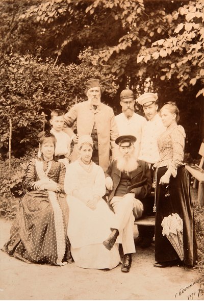 Familien til poeten Yakov Petrovich Polonsky (Iakov Petrovitch Polonski) (1819-1898) besøkte poeten Afanasy Afanasievich Fet (Foeth) (Afanassi Afanassievitch Chenchine) (1820-1892). Albumin-foto av Sergei Dmitrievich Botkin (1869-1945) av Sergei Dmitrievich Botkin