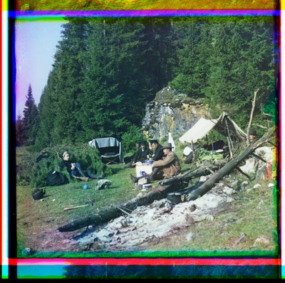 Sergei Prokudin-Gorskii og andre sitter på en campingplass, Chusovala-elven, Uralfjellene, Russland av Sergei Mikhailovich Prokudin Gorskii