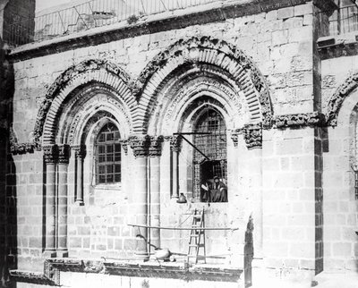 Vindu i sørsiden av Den hellige gravs kirke, 1865 av Sgt. James M. McDonald