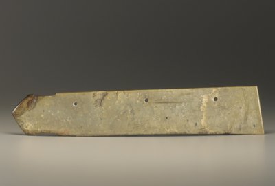 Stor klyveformet gjenstand av typen kuei (jade) av Shang Dynasty Chinese School