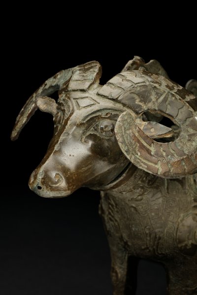 Rituell ram-formet vinkar, Gong (bronse) av Shang Dynasty Chinese School