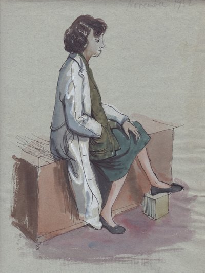 Sittende kvinne i hvit frakk, 1952. av Shirley Markham