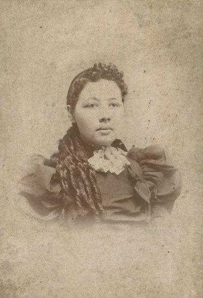 Skapkort til et uidentifisert medlem av Vass-familien, 1880-1917. av Sidney Rufus Alley