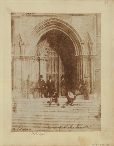 En gruppe menn ved den sørlige inngangen til York Minster av Sir David Brewster