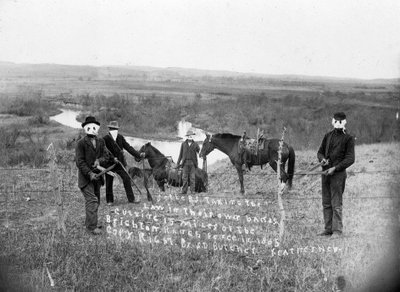 «Piggtrådskrigen» i Nebraska 1884-1885: Rancheiere forsøker å ta land fra bønder ved å motsette seg piggtrådavgrensning - fotografi av Solomon D. Butcher av Solomon D. Butcher