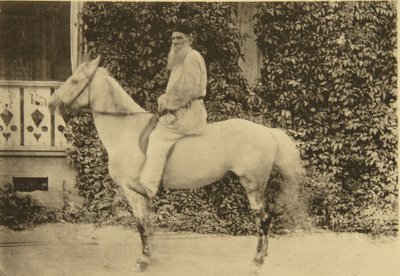 Den russiske forfatteren Leo Tolstoj til hest, Moskva, Russland, 1890-tallet av Sophia Andreevna Tolstaya