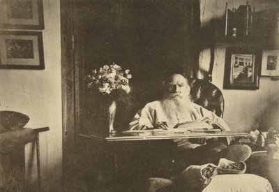 Den russiske forfatteren Leo Tolstoj med et dårlig ben, Russland, 1908 av Sophia Andreevna Tolstaya