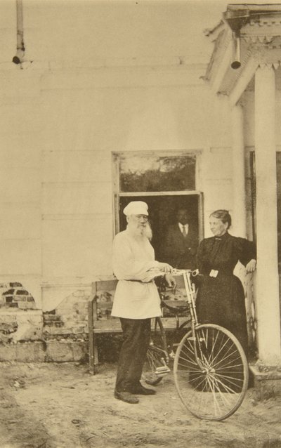 Den russiske forfatteren Leo Tolstoj med en sykkel, Russland, 1890-tallet av Sophia Andreevna Tolstaya
