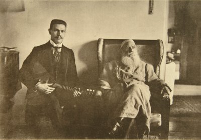 Den russiske forfatteren Leo Tolstoj med balalaika-spilleren Boris Troyanovsky, Russland, 1909 av Sophia Andreevna Tolstaya
