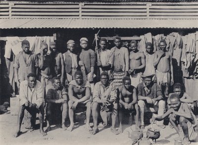 En gruppe i sammensetningen (s/hvitt-bilde) av South African Photographer