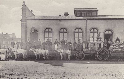 Historisk utsikt, den siste bussen med engelsk post og gammelt postkontor (s/hv-bilde) av South African Photographer