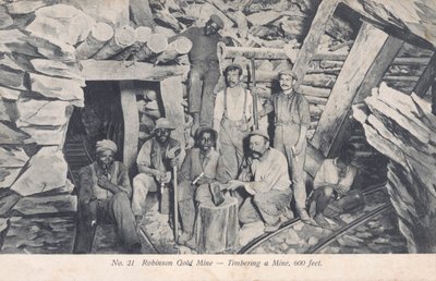 Gruvearbeidere som installerer tømmerrekvisitter 600 fot under bakken, Robinson Gold Mine, Sør-Afrika (s/hv-bilde) av South African Photographer