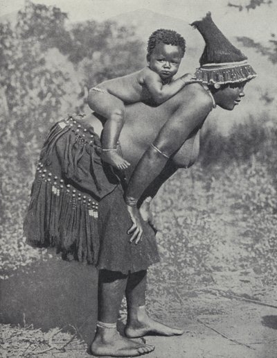Kvinne som bærer babyen sin på ryggen, Sør-Afrika (s/hvitt-bilde) av South African Photographer