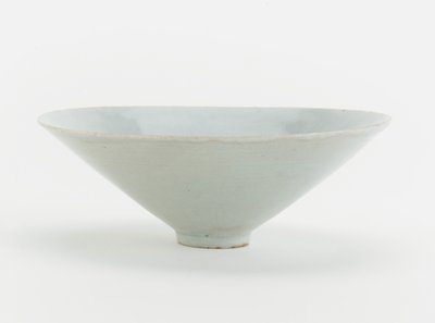 Skål med støpt design av føniks og blomster, ca.1200 (keramikk) av Southern Song Dynasty Chinese School