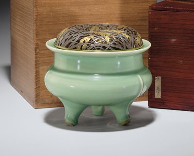 Stor Longquan celadon stativ røkelse med japansk pakkeforgylt metalldeksel (keramikk) (se også 349496) av Southern Song Dynasty Chinese School