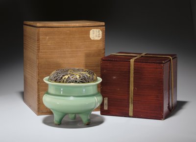 Stor Longquan celadon stativ røkelse med japansk pakkeforgylt metalldeksel (keramikk) (se også 349486) av Southern Song Dynasty Chinese School