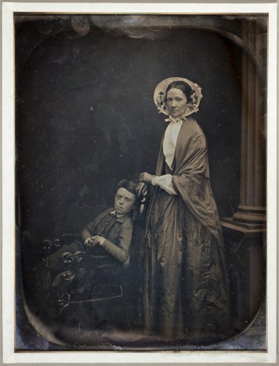 Uten tittel (En kvinne i panser og sjal, med sin sittende sønn) av Southworth and Hawes