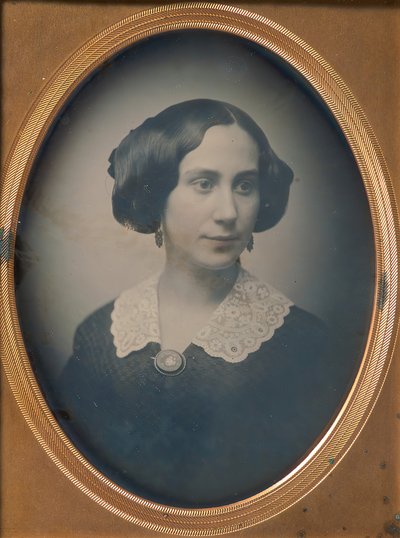 Ung kvinne med blondekrage og -brosje, 1850-tallet. av Southworth and Hawes.