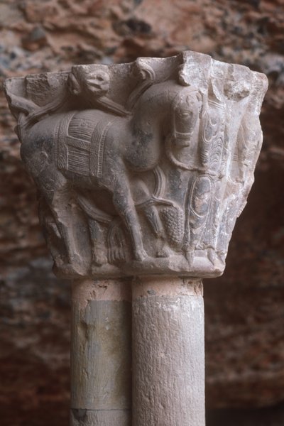 En arkadehovedstad med skulptur av en hest (bilde) av Spanish School